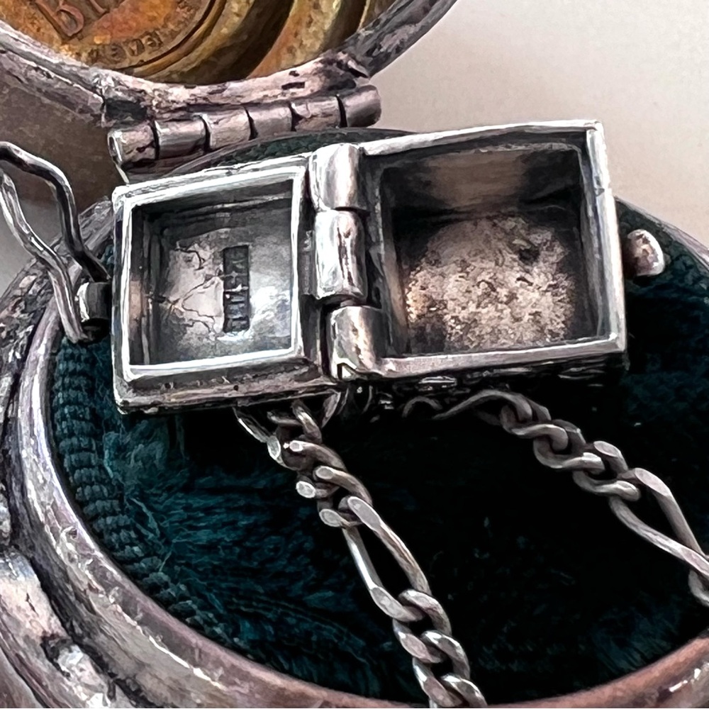 Mysterious Vintage .925 Sterling Prayer Box w/ Hinged Lid and 2mm Figaro Chain - Picture 4 of 16